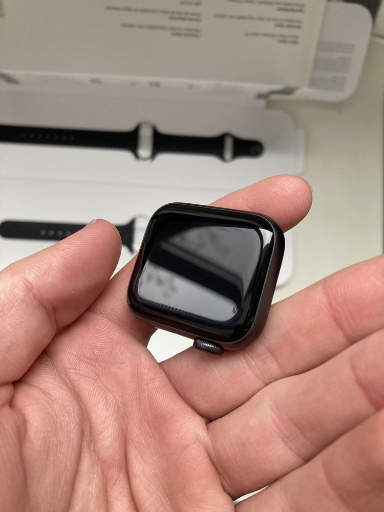 Apple Watch SE 40mm Serial No. G99FJ288Q07V