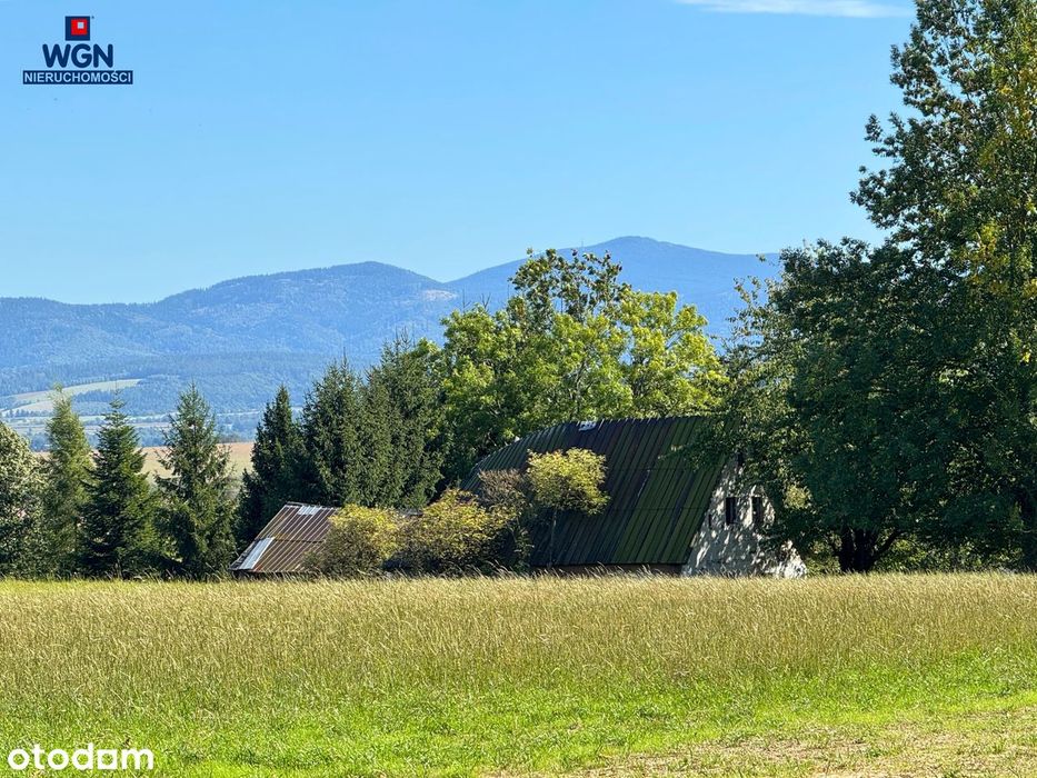 Działka ze starym domem i widokiem na góry.