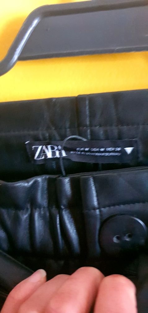 Czarna spódnica z eko skóry Zara