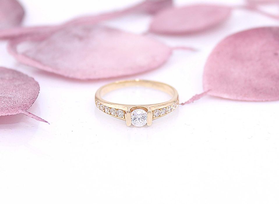 Złoty pierścionek p.585/2,10g  z cyrkoniami