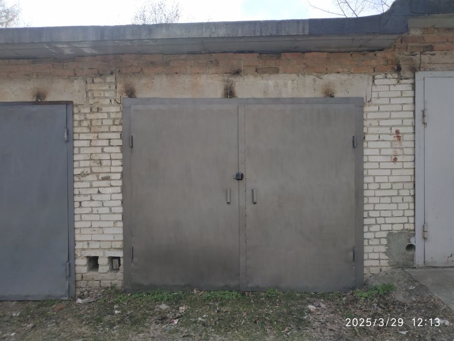 Сухий цегляний гараж у кооперативі №12 вул. Воробкевича 4а