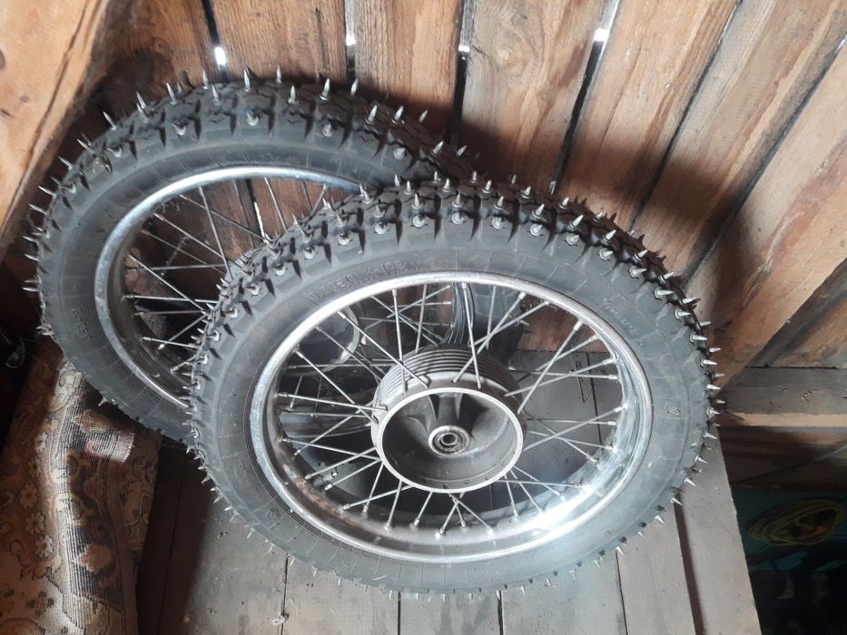 Колеса ява з шипами.