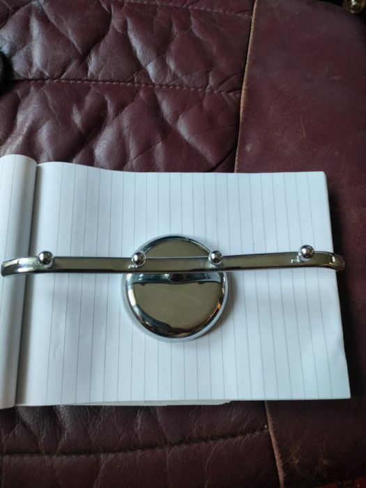 Chromowany wieszak do łazienki