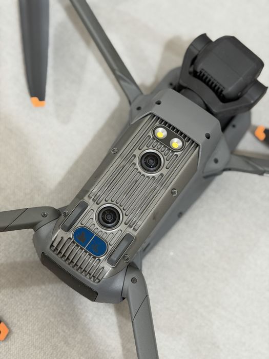 Drone DJI MAVIC 3 CINE c/ 2 baterias extra e hub de carregamento