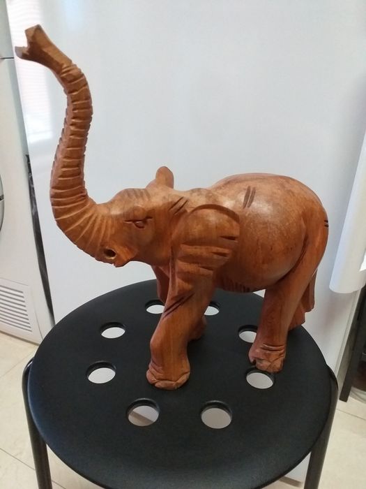 Estatueta elefante em madeira,boa dimensão,impecável,em mão,veja zonas