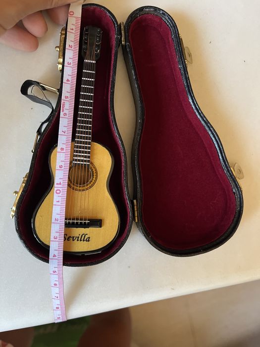 NOVA- Guitarra em miniatura com mala- 14cm