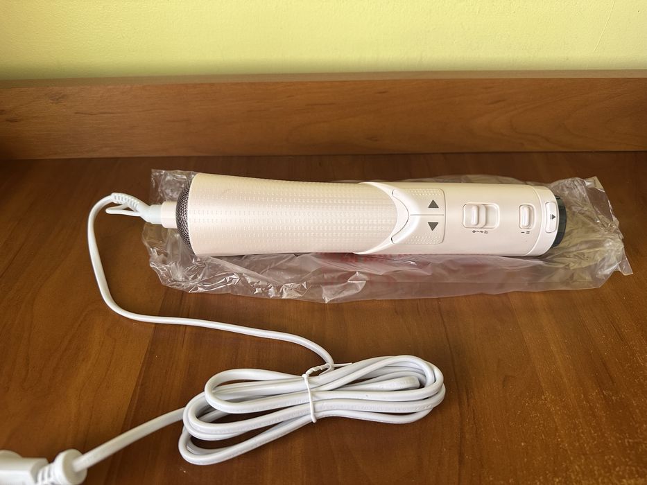 Нова фен-щітка Philips BHA735/00