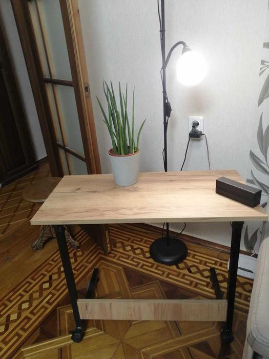 Компьютерний стіл з регульованною висотою