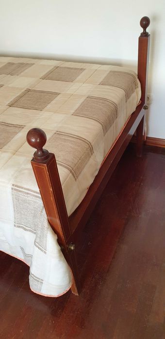 Cama de corpo e meio estilo D. Maria