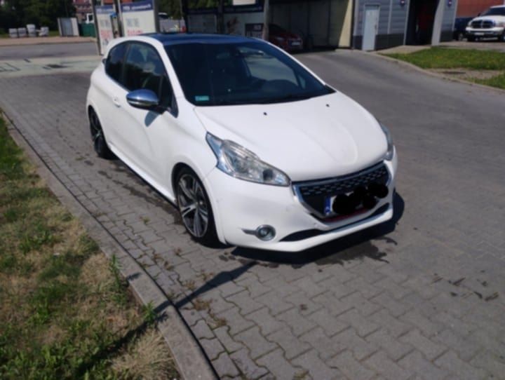Peugot 208GTI jeżdżący