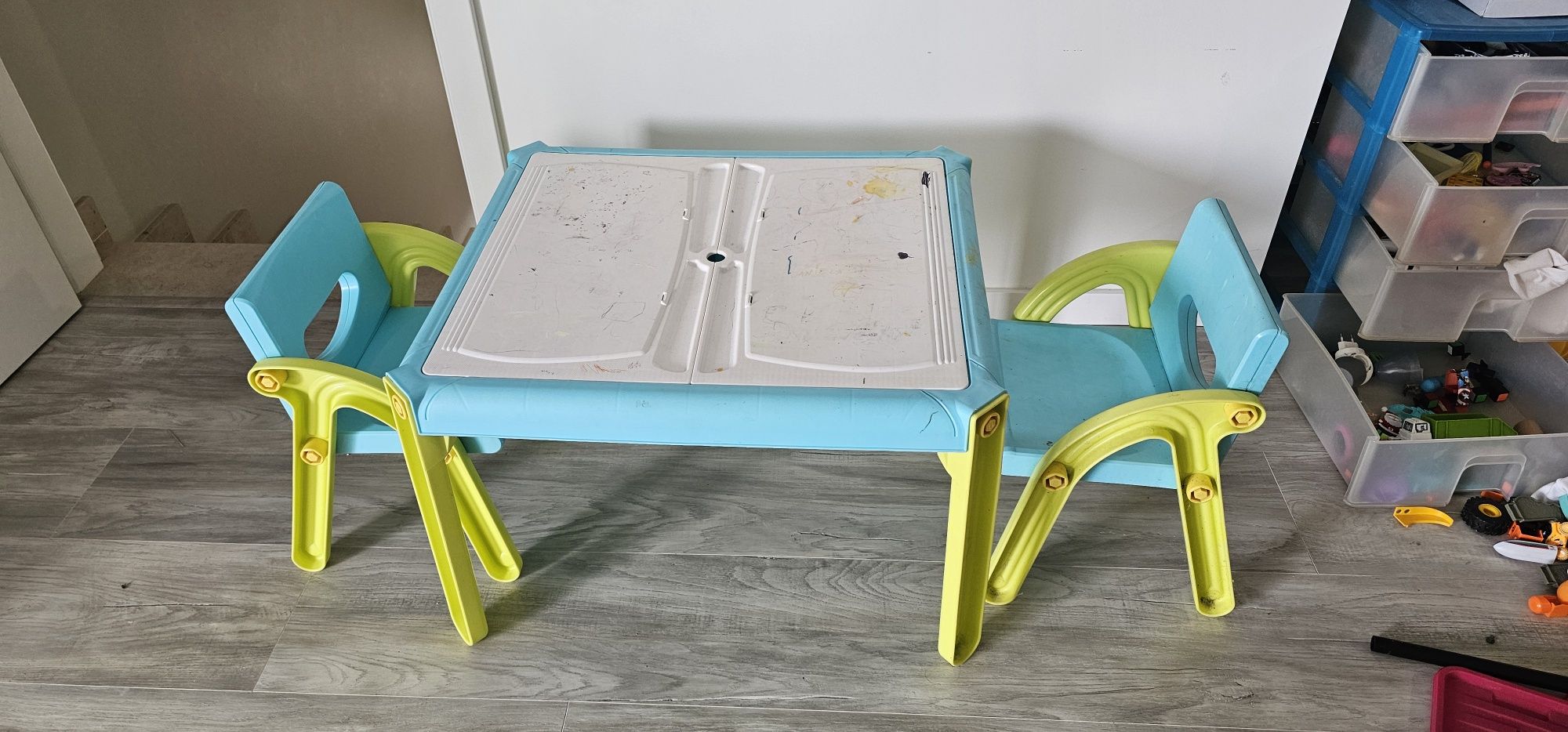 Mesa e 2 cadeiras de criança