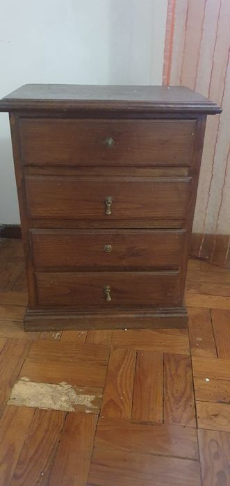 Mesa de cabeceira antiga em madeira maciça