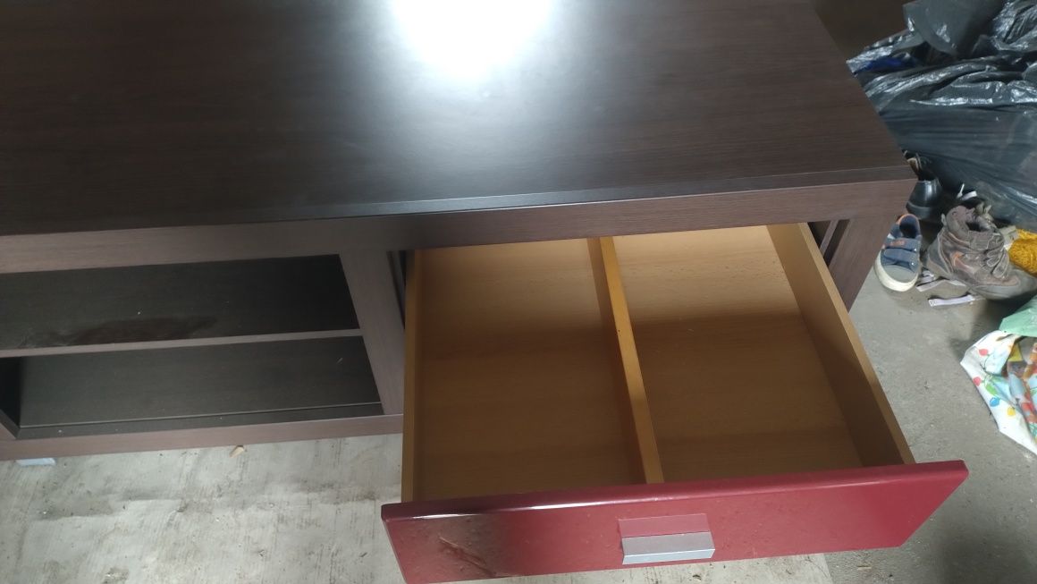 Szafka RTV  z naturalnego drewna w kolorze Bordeaux