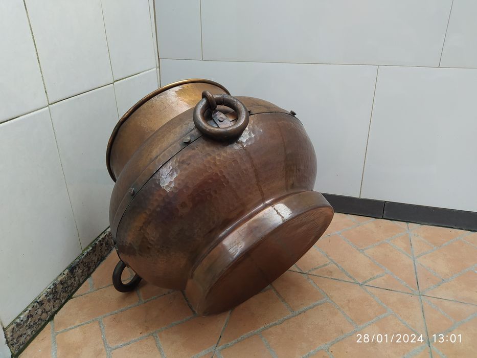 Pote em cobre com três pegas