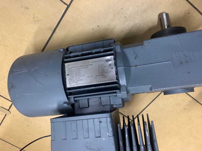 Przekładnia, motoreduktor z falownikiem 0,37 kw 27-137 obr. Falownik