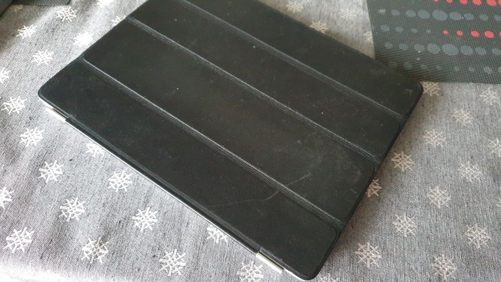Ipod z etui OterBox i skórzaną nakładką na ekran