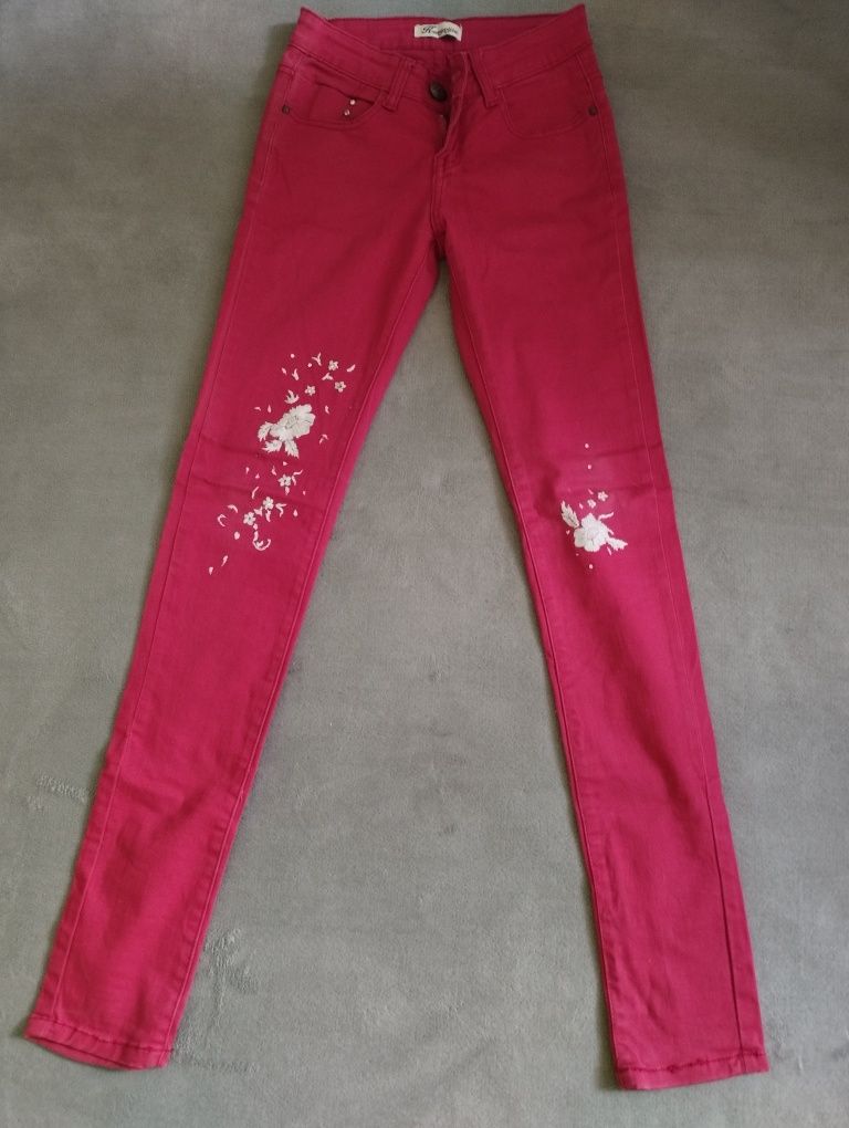 бордові джинси з ручною вишивкою