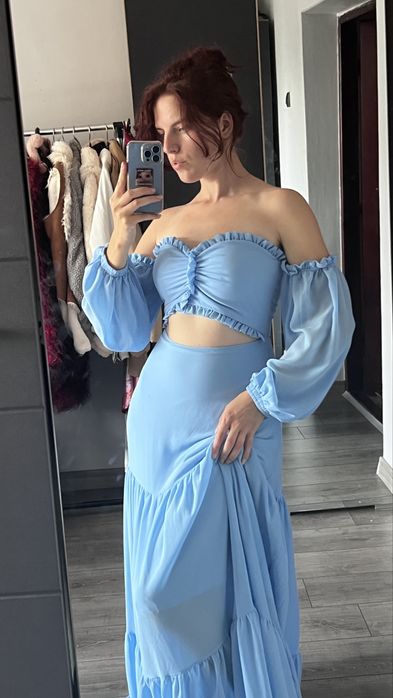 Святкове плаття зі шлейфом і обʼємними рукавами