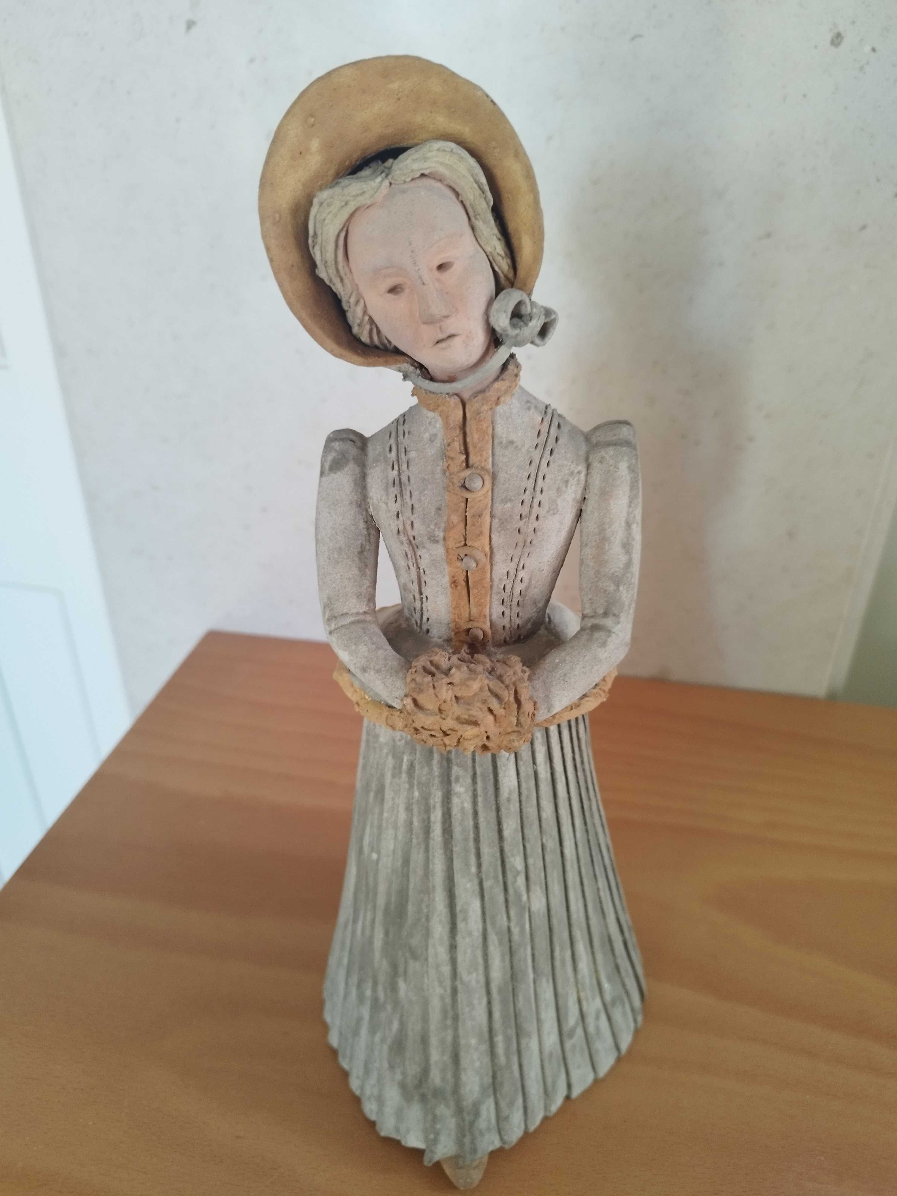 Damas antigas ricamente vestidas da autoria da Ernestina Batalha