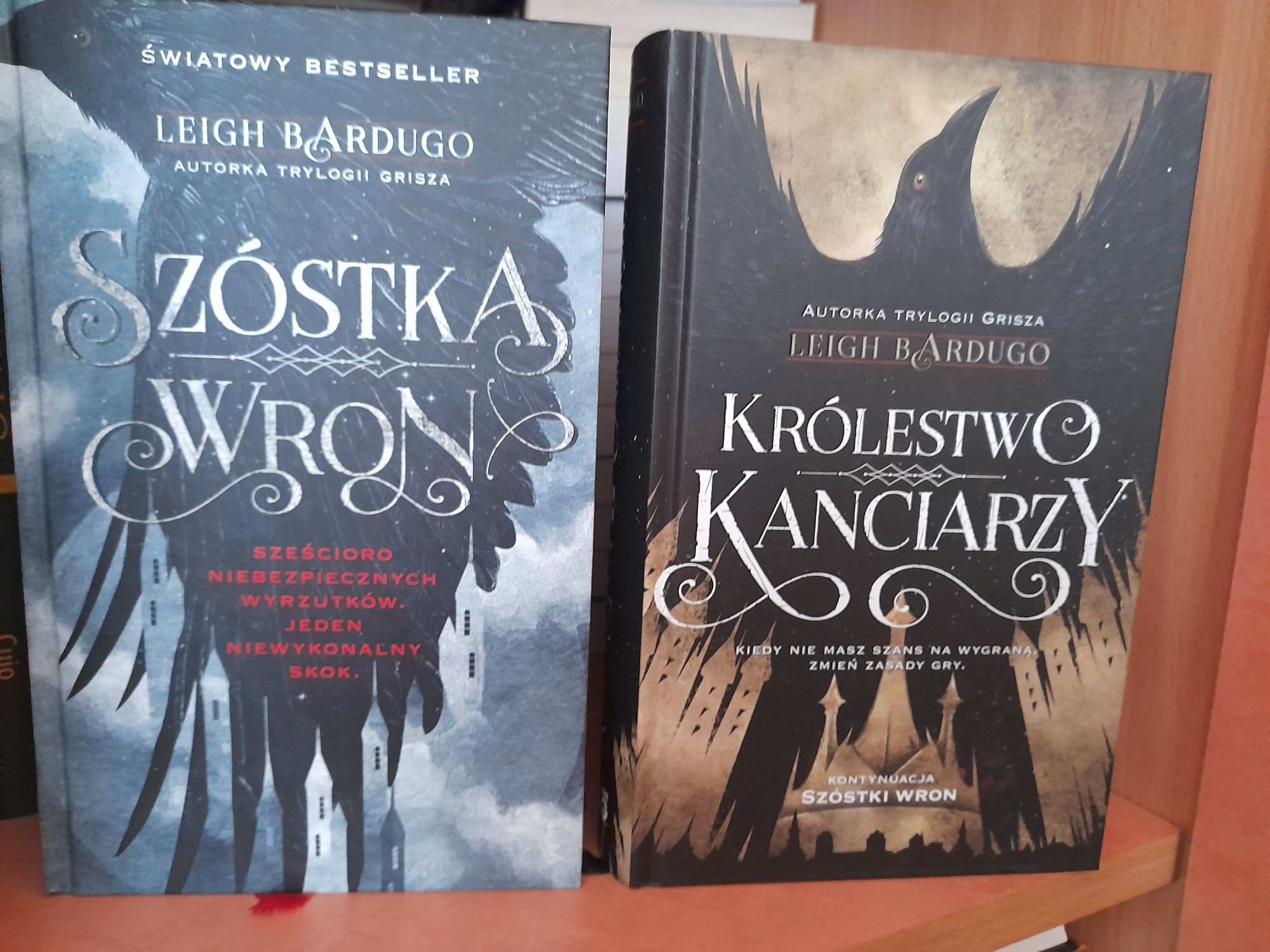 Szóstka wron,Królestwo kanciarzy Bardugo czarne i czerwone brzegi