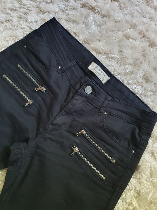 Calças pretas com fechos
