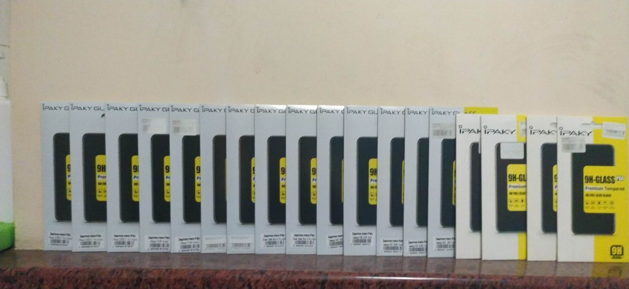Продам коробку з чохлів та скла на різні моделі