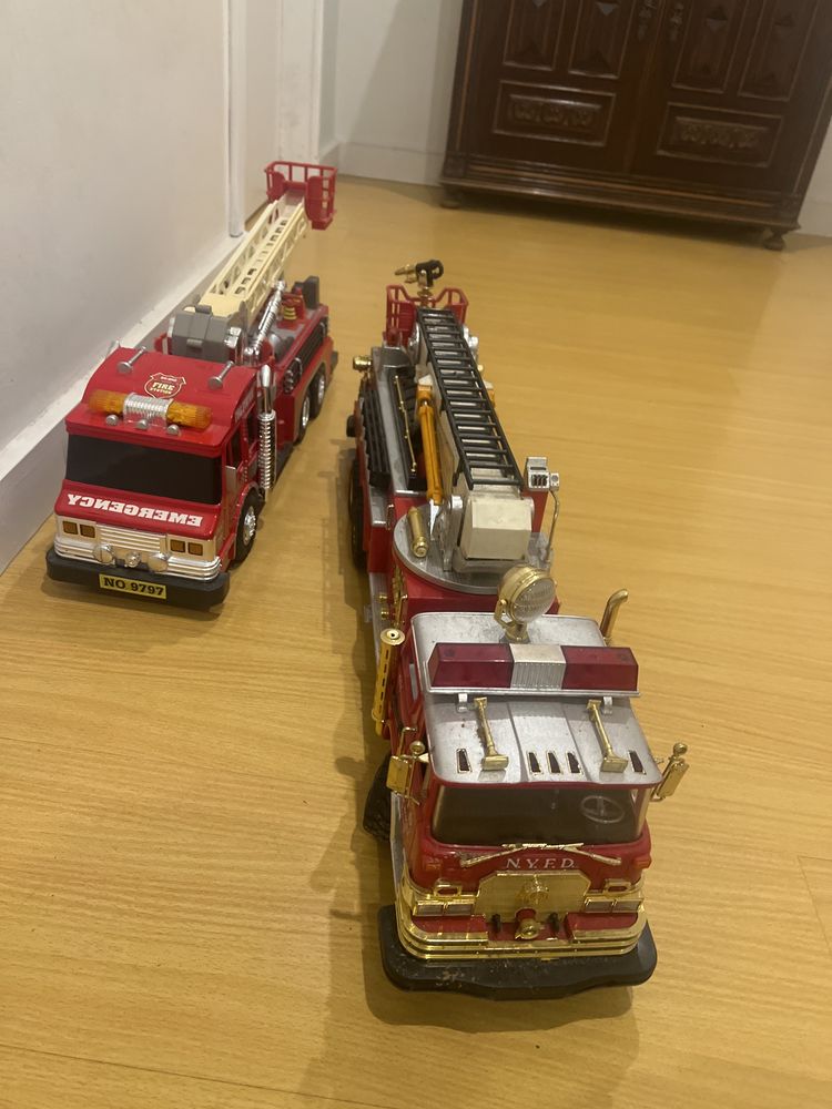 2 Carros dos bombeiros