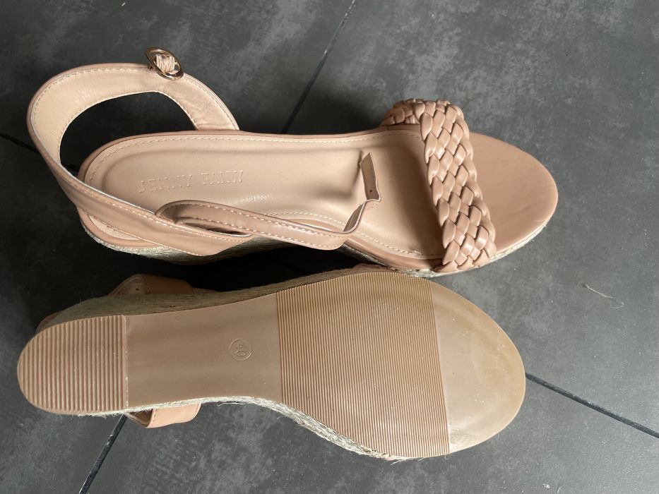 Босоніжки на платформі