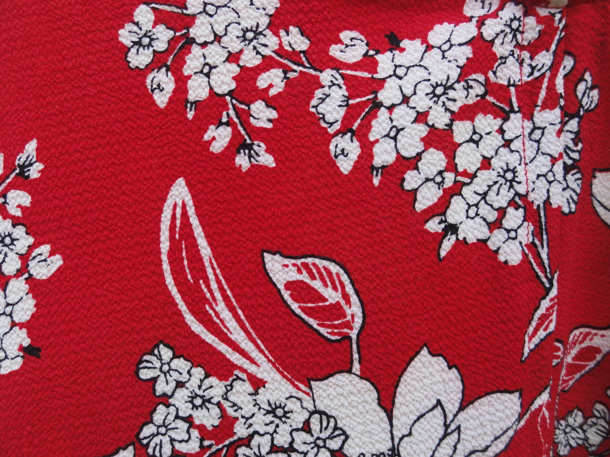 Bluzka czerwona z motywem kwiatowym