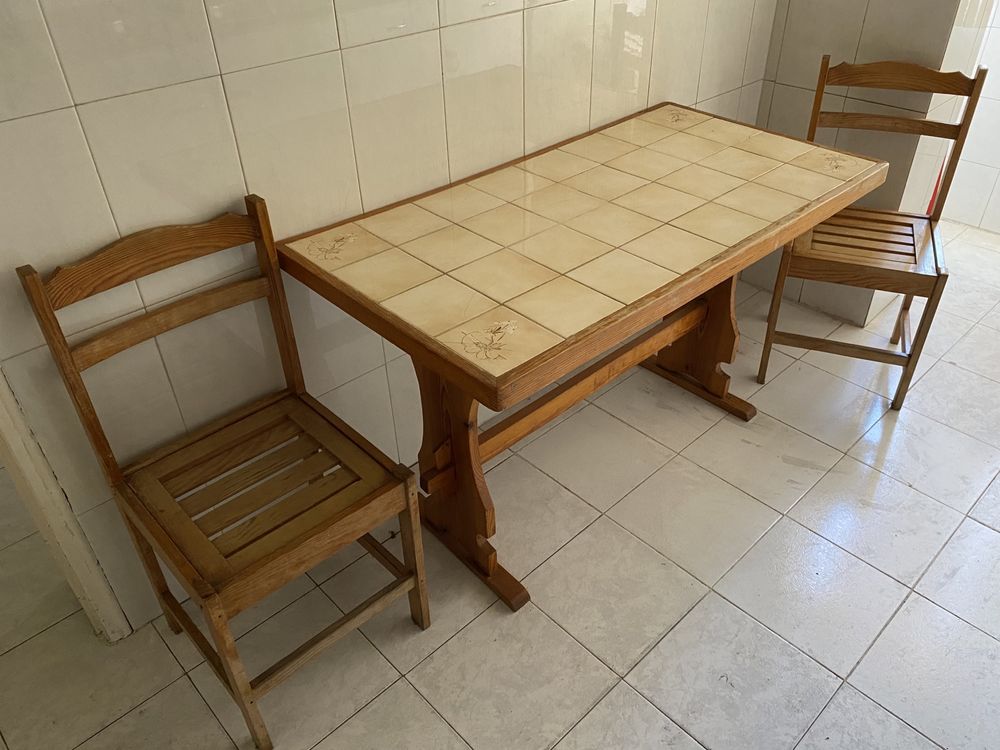 Mesa de cozinha com duas cadeiras