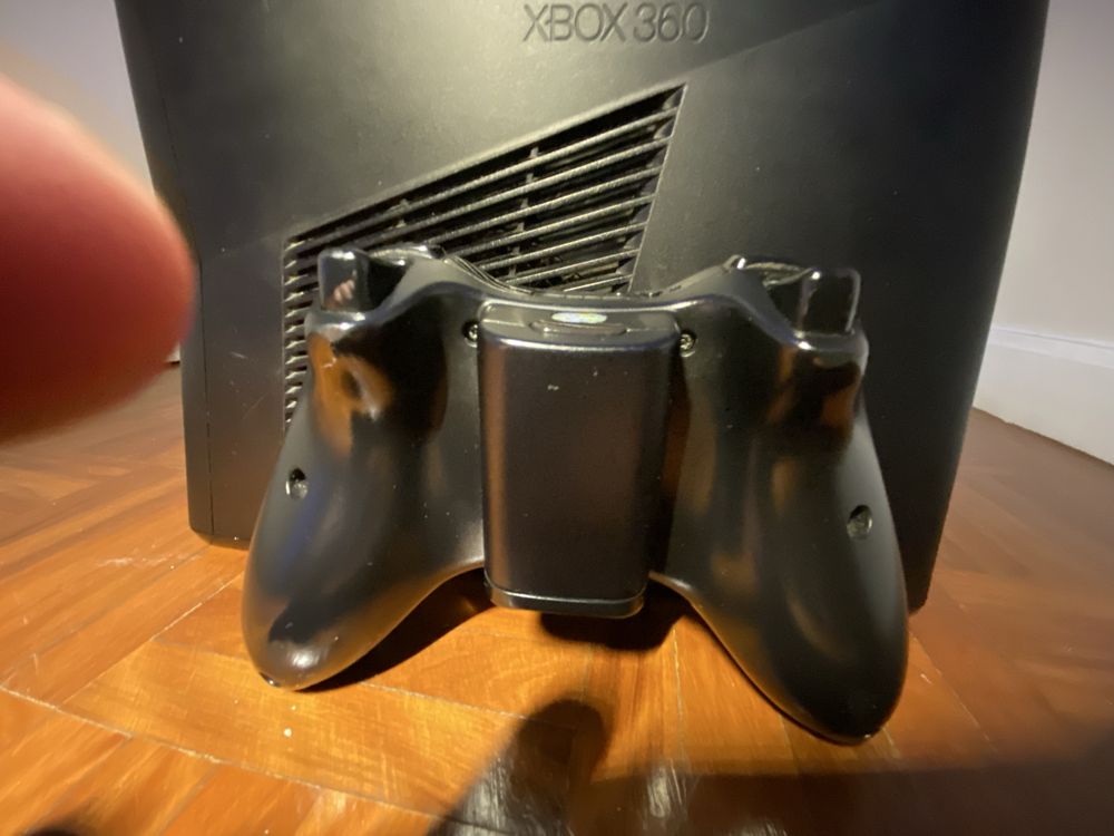 Xbox 360 com 220GB com algumas marcas de uso