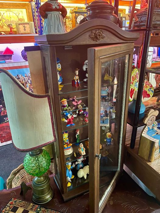 Móveis expositores, cristaleiras e vitrines antigos e vintage