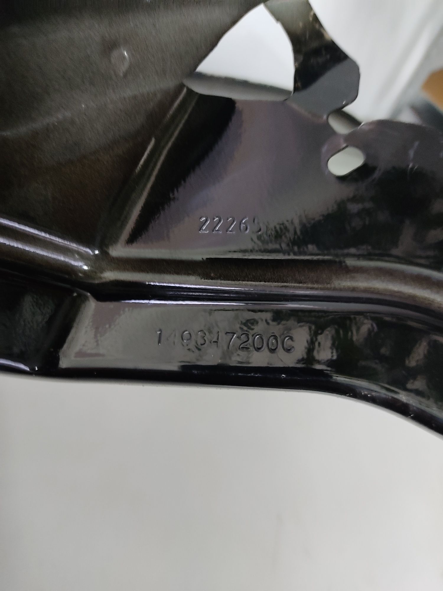 Крило переднє праве Tesla model Y