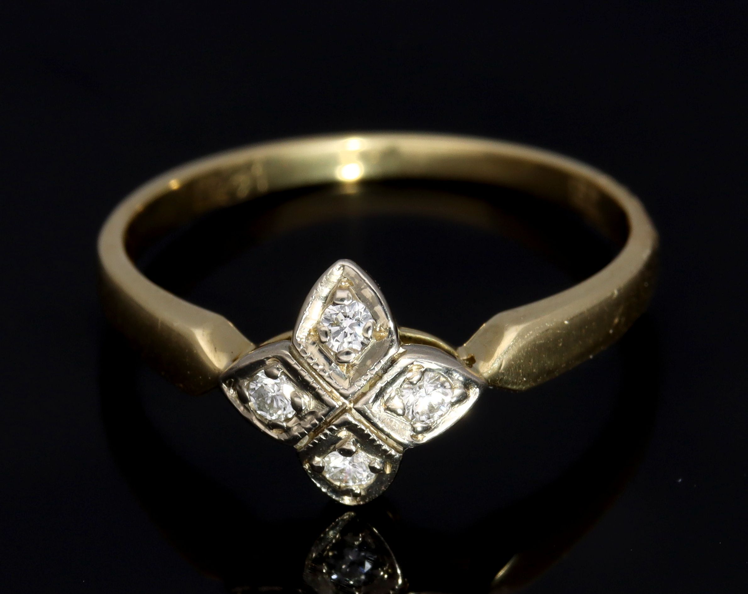 Złoty pierścionek z diamentami p.750