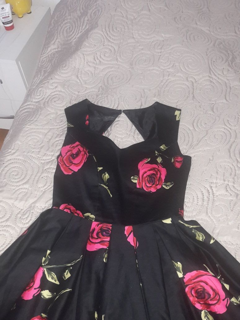 Nowa sukienka czarna w różowe (fuksjowe) kwiaty. Sukienka plisowana