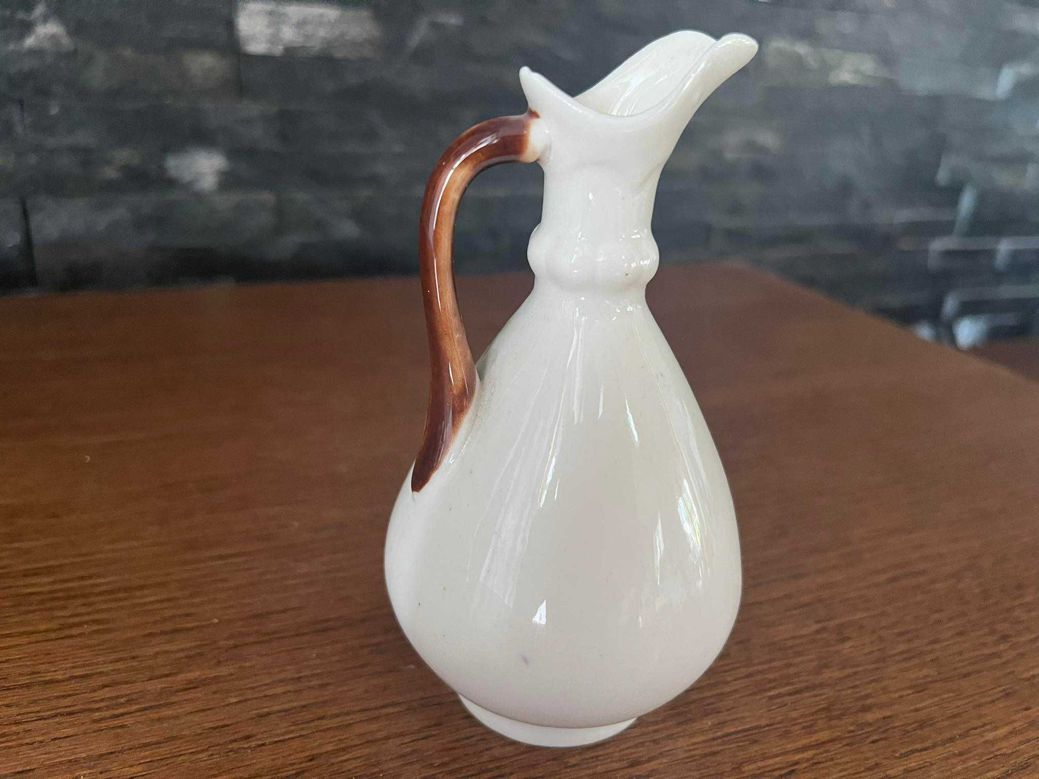 Porcelanowy wazonik mlecznik malowany porcelana szkliwiona