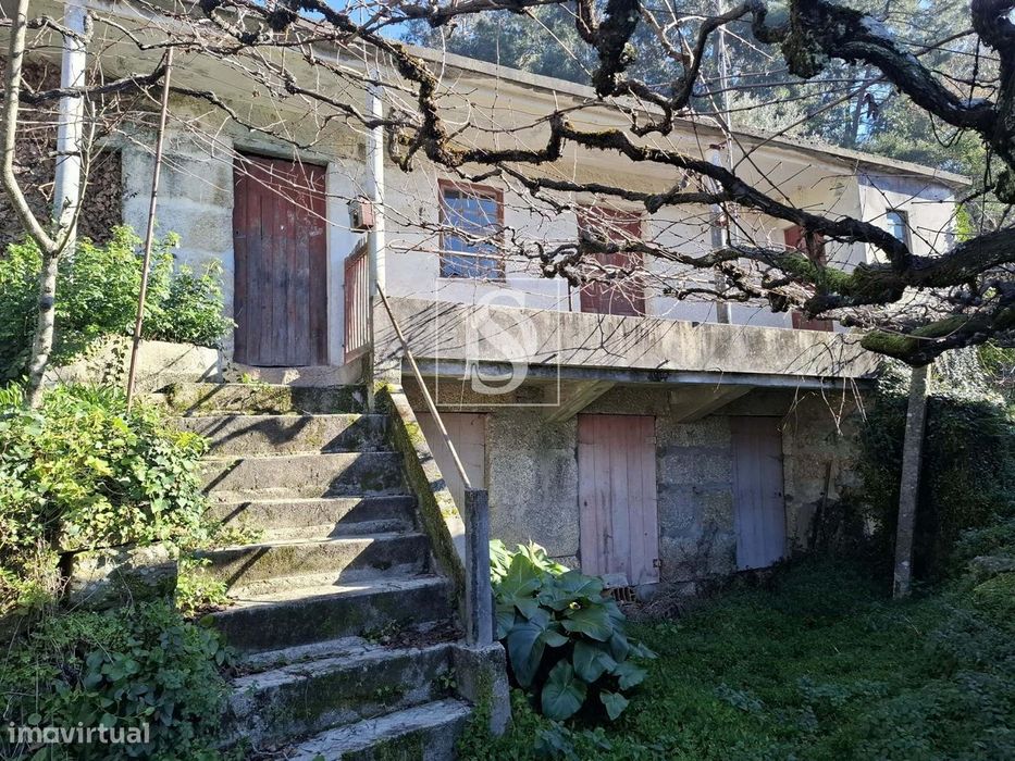 Moradia para Renovar com Terreno e Vista Desafogada – Aboadela