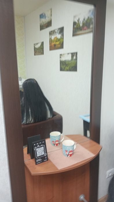 Парикмахерское кресло и зеркало