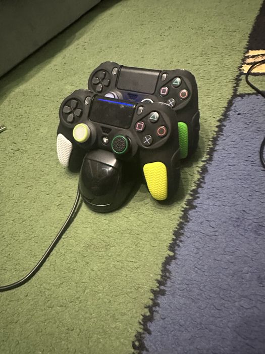 Продам Sony Playstation 4  в идеале 2 джойстика