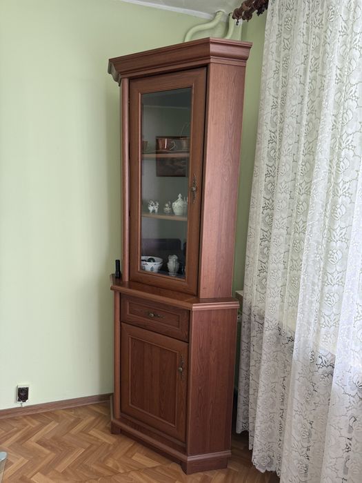 Wysoka szafka narożna
