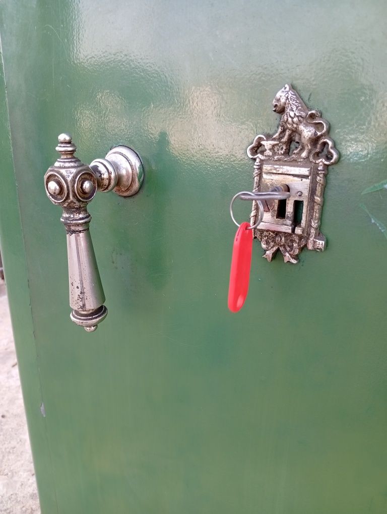 Cofre com chave e código