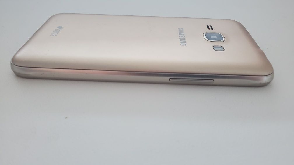 Смартфон телефон Samsung Galaxy J1 (2016)