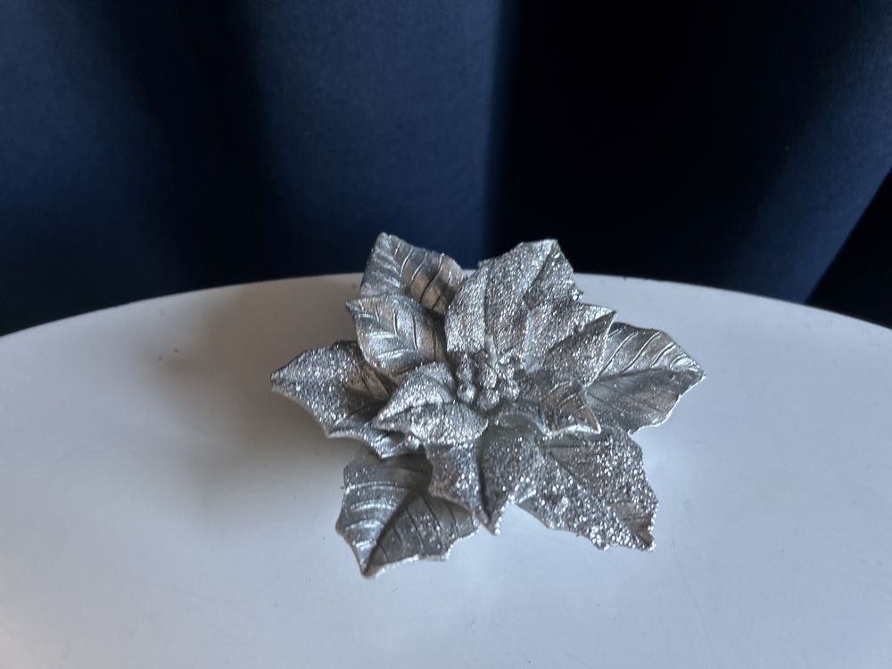 świeca dekoracyjna srebrna kwiat gwiazda betlejemska świąteczna