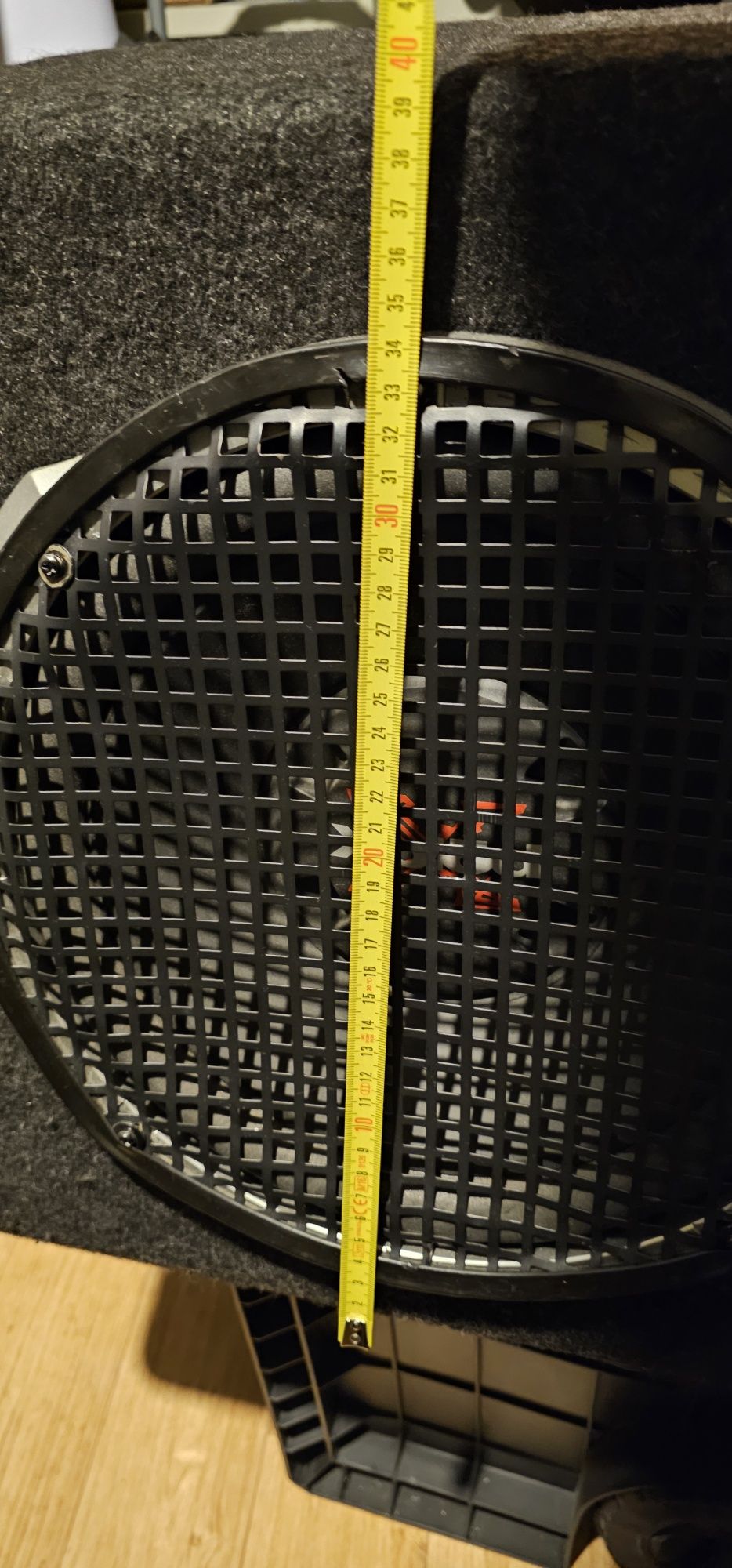 Głośnik subwoofer bas samochodowy ze wzmacniaczem.