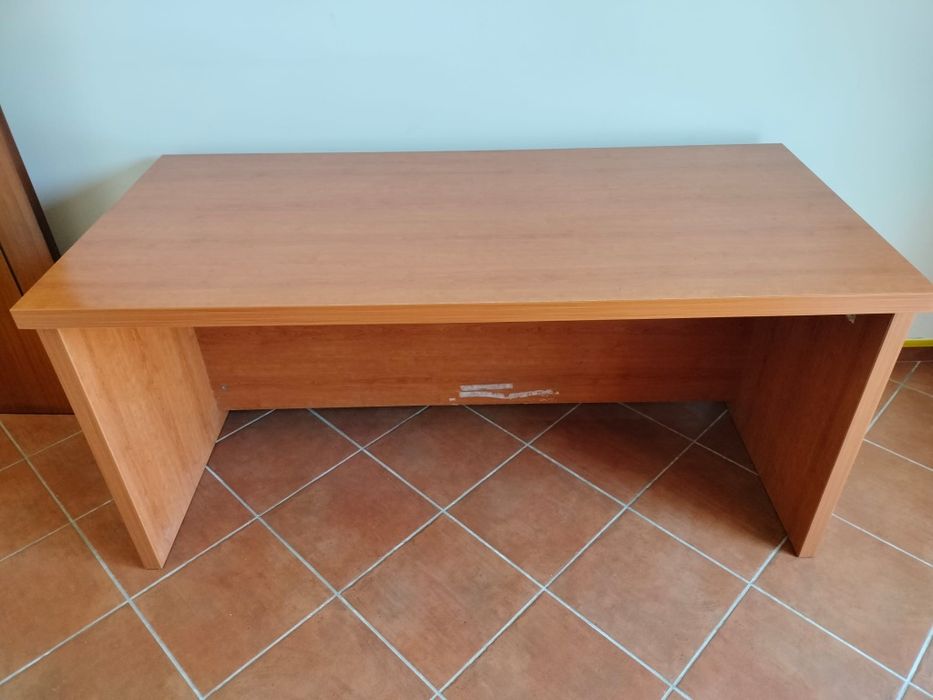 Secretária madeira - 1,60 Mt x 0,75 MT (comp. x larg.)