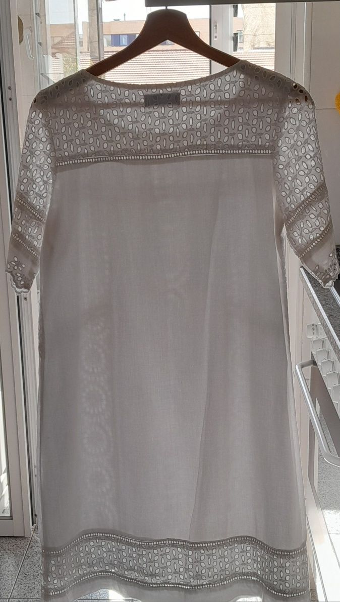 Vestido em bordado inglês, forrado