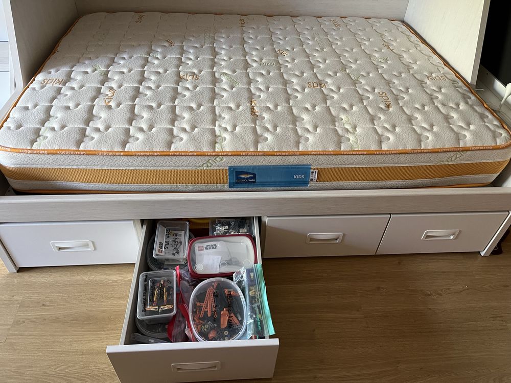 Cama beliche de criança com arrumacao
