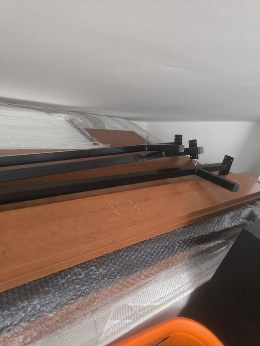 Quarto casal - Colchão 190×140 cm 2 mesas de cabeceira e um espelho