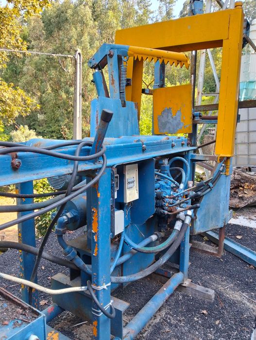 Máquina de cortar e rachar