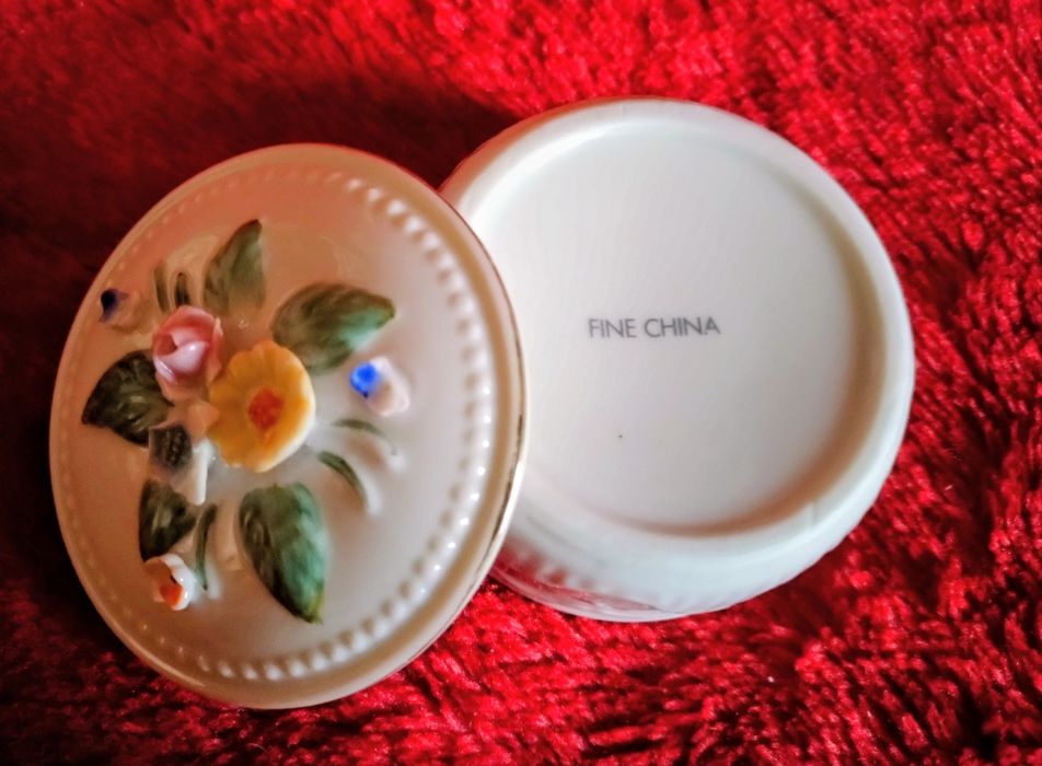 Małe puzderko, szkatułka. Ozdobne na biżuterię